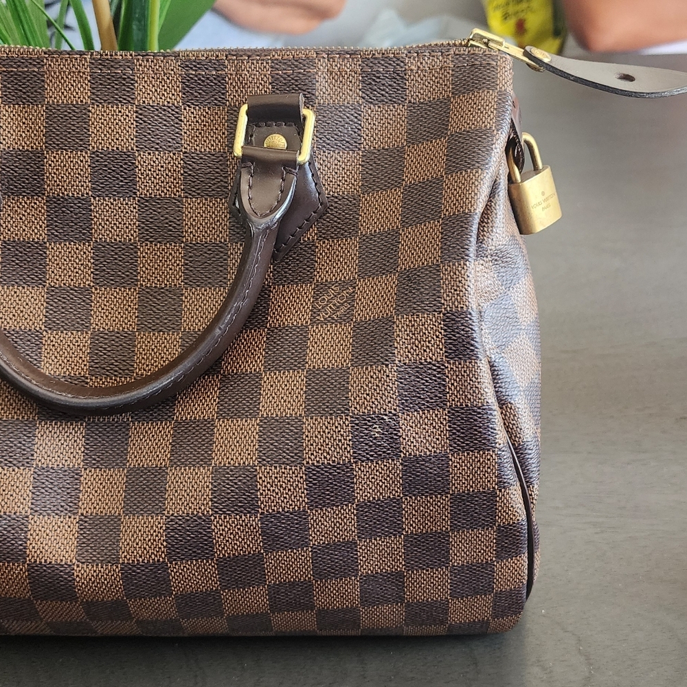 This is an authentic LOUIS VUITTON Damier Ebene Speedy 30. This stylish handbag. - Picture 13 of 15